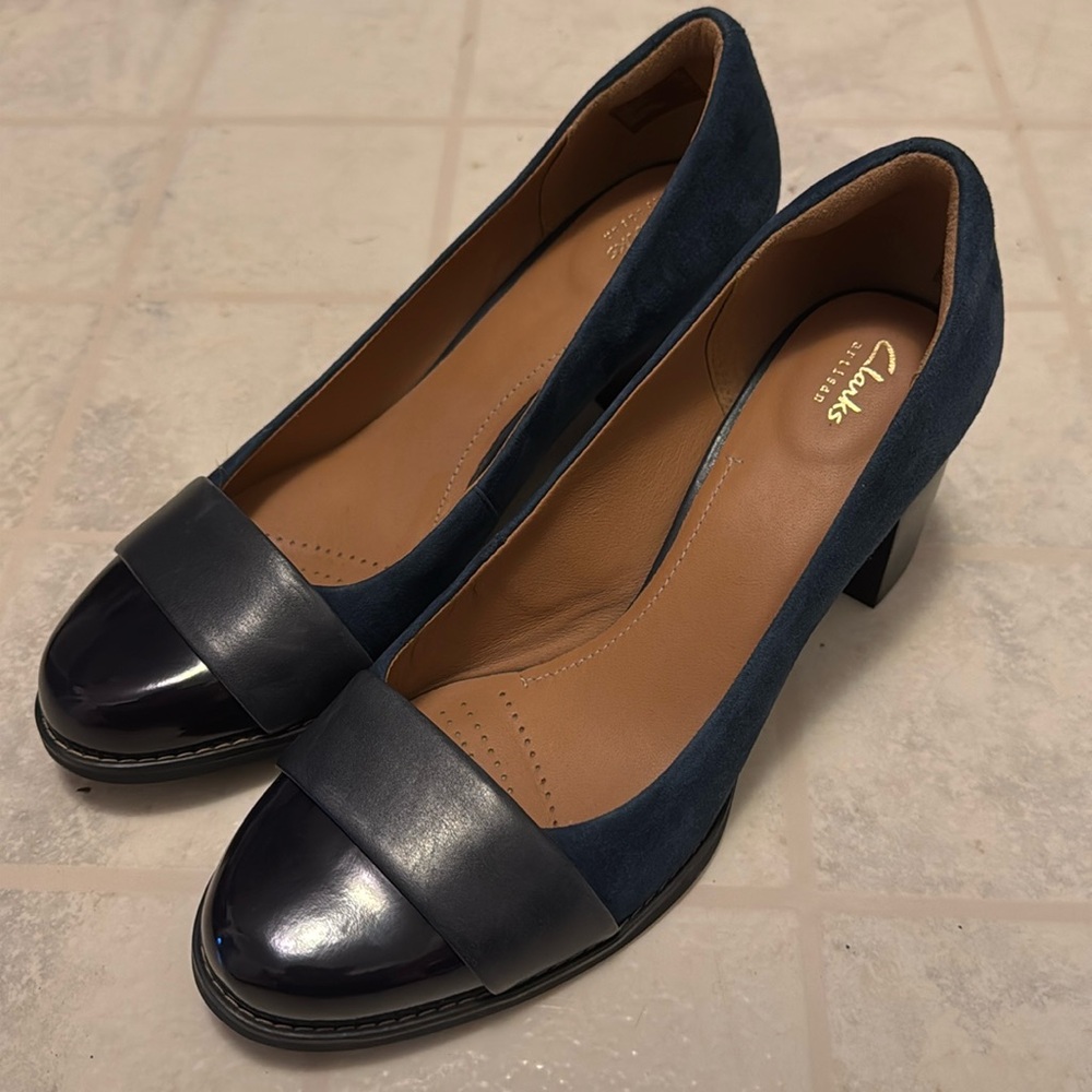 Women’s Clarks Artisan Tarah Brae Suede and Leather Pump, size 8, Navy Blue.